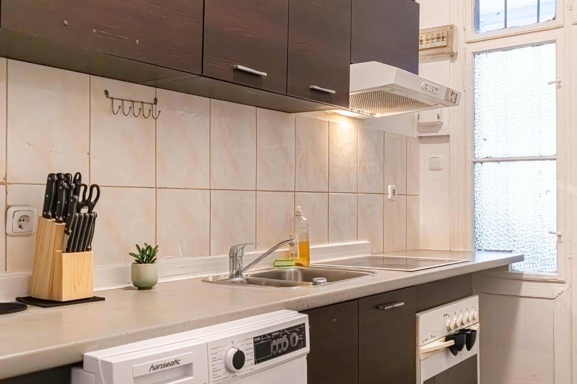 Economy Living- 1br In The Heart Of *