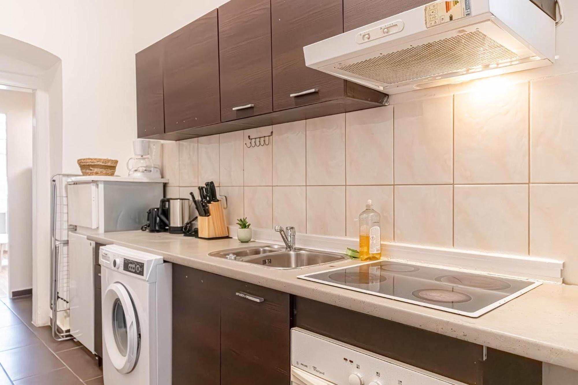 Economy Living- 1br In The Heart Of *
